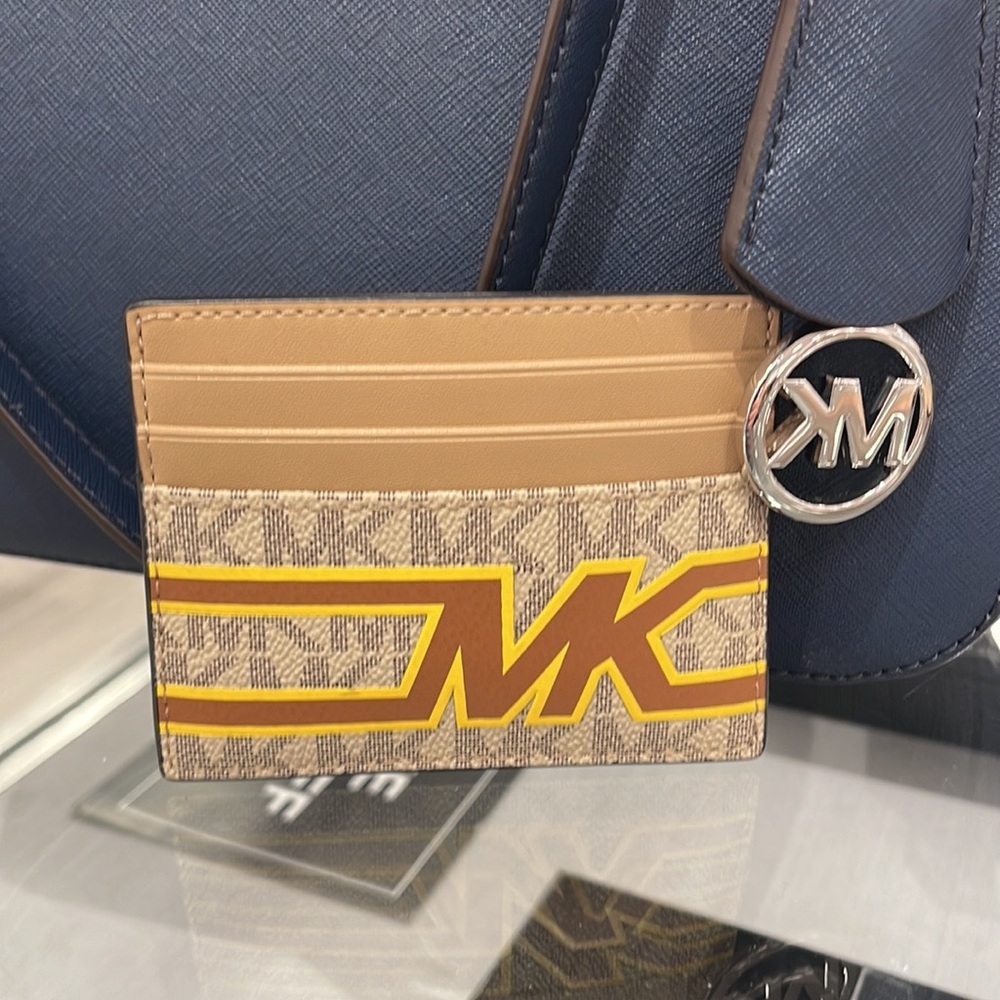 MICHAEL KORS MENS
Cooper Graphic Logo Tall Card Case
36S3LCOD2B
COLOR: Yellow